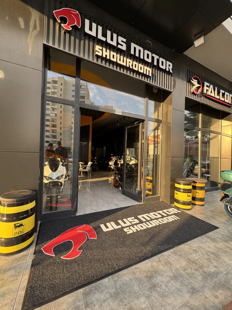Showroom girişinde kırmızı logolu paspas