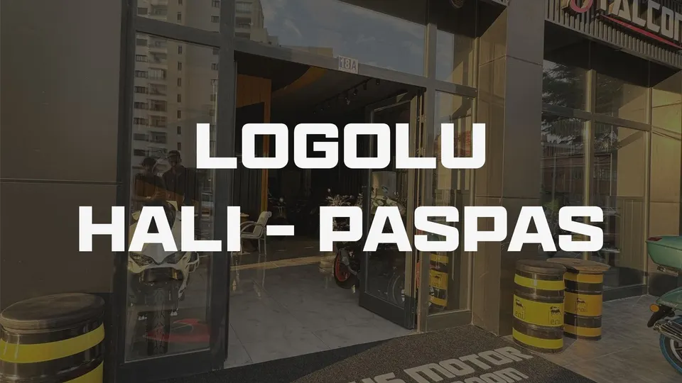 Showroom girişinde kırmızı logolu paspas